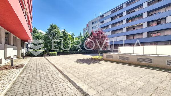 Zagreb, Bundek, Središće, stan s velikom loggiom i garažom 50 m²