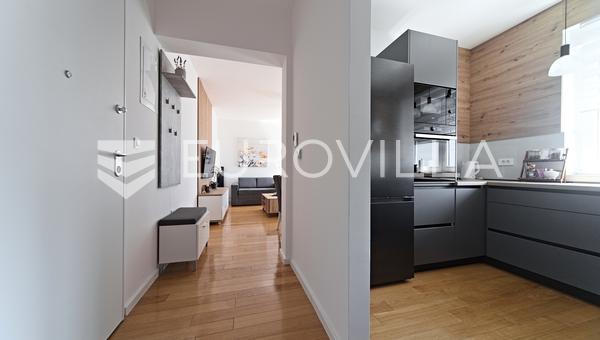 Osijek, Gornji grad, moderan penthouse s garažnim parkirnim mjestom i prostranom natkrivenom terasom