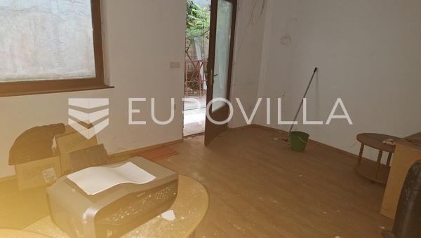 Karlovac, Zvijezda, espaço comercial de 24 m² com terraço no centro da cidade