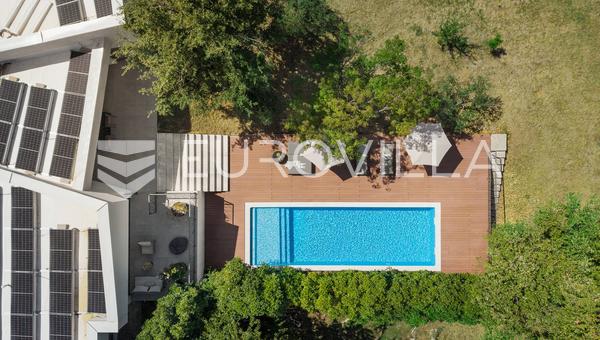 Isztria, Kršan, egyedi tervezésű villa saját 20 kW-os fotovoltaikus erőművel