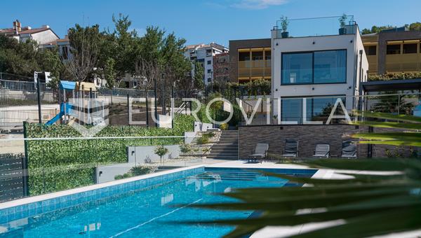 Rijeka, Kostrena, Paveki, villa con 2 apartamentos, edificio auxiliar y piscina de 279 m²