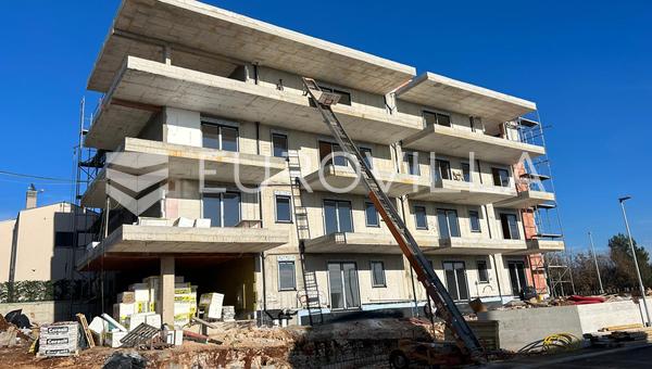 Istra, Vabriga, trosoban stan u modernoj stanogradnji na 2. katu s liftom