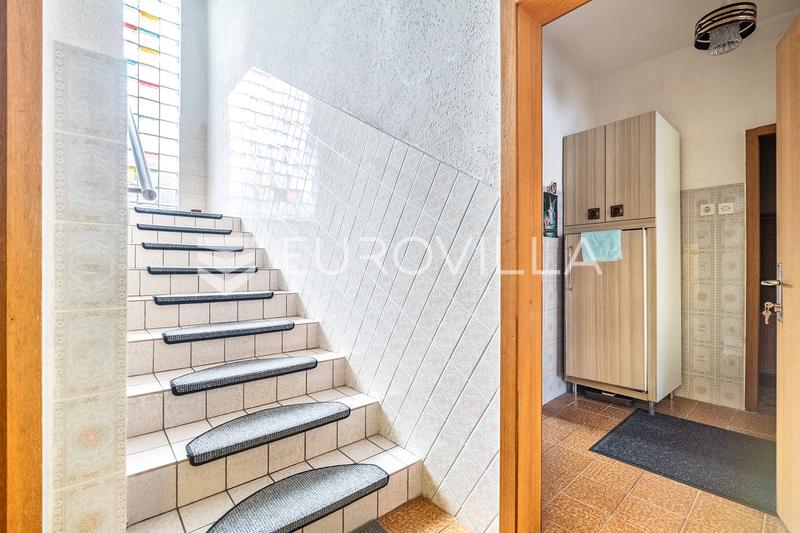 Zagreb, Gornja Dubrava, dvojna kuća površine 211,80 m² s garažom - 8