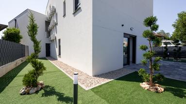 Zadar, Sukošan, kahden makuuhuoneen huoneisto puutarhalla, ensimmäinen rivi merelle