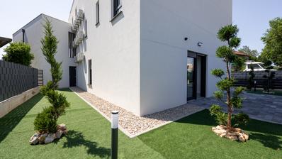 Zadar, Sukošan, apartamento de dois quartos com jardim, primeira fila para o mar