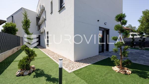Zadar, Sukošan, two-bedroom apartment with garden, first row to the sea