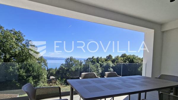 Lovran, moderno apartamento de 90 m² en un edificio nuevo con piscina.
