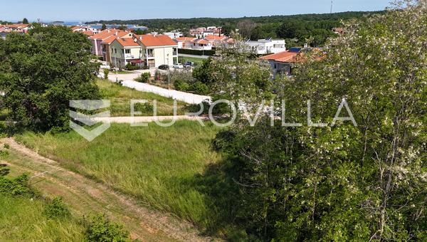 Istriassa - Funtanassa - rakennusmaa 1078 m², 900 m mereltä