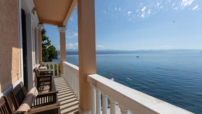 Ičići, prima fila al mare, appartamento in affitto in una villa di Opatija con ampio terrazzo e giardino