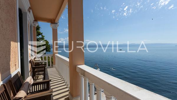 İçici, denize sıfır, büyük teraslı ve bahçeli Opatija villasında kiralık daire