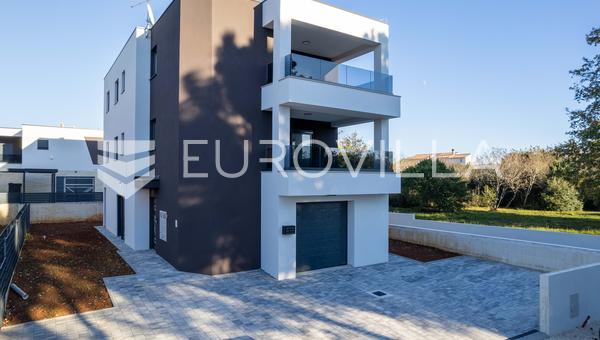 Medulin: Apartamento de dos habitaciones con jardín en edificio nuevo