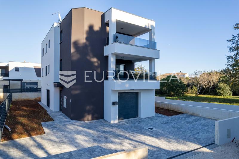 Medulin: Trosoban stan s vrtom u novogradnji