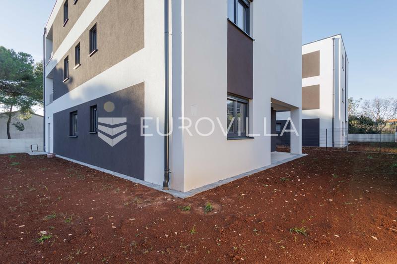 Medulin: Trosoban stan s vrtom u novogradnji