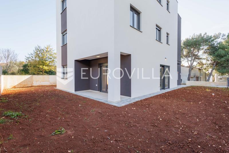 Medulin: Trosoban stan s vrtom u novogradnji