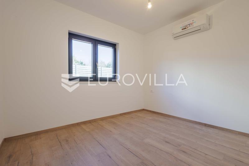 Medulin: Trosoban stan s vrtom u novogradnji