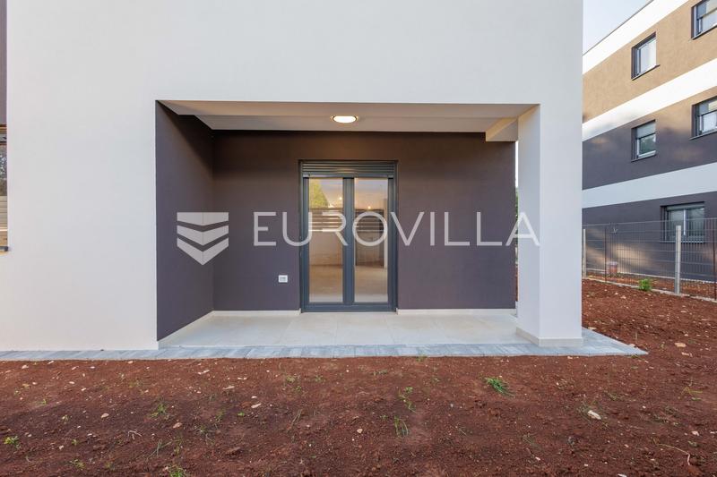 Medulin: Trosoban stan s vrtom u novogradnji