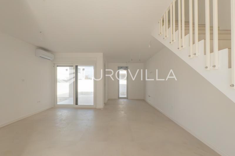 Zadar, Vrsi, modern terraced house with garden