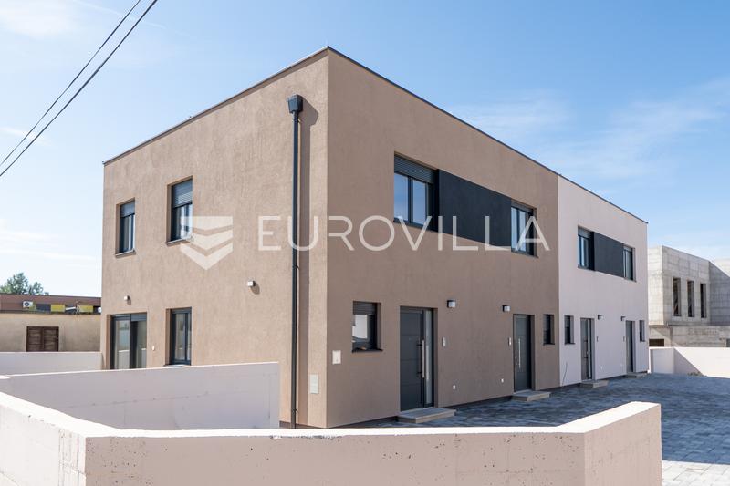 Zadar, Vrsi, modern terraced house with garden