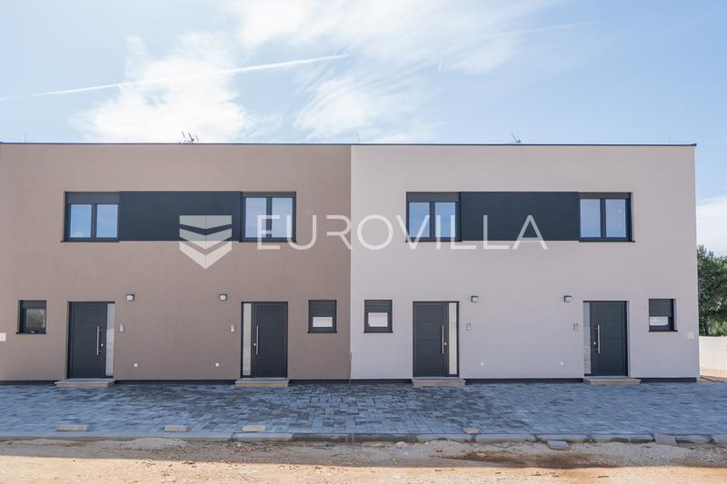 Zadar, Vrsi, modern terraced house with garden