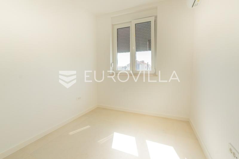 Zadar, Vrsi, modern terraced house with garden
