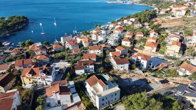 Trogir, Ciovo, apartamento de dois quartos com varanda e vaga de estacionamento.