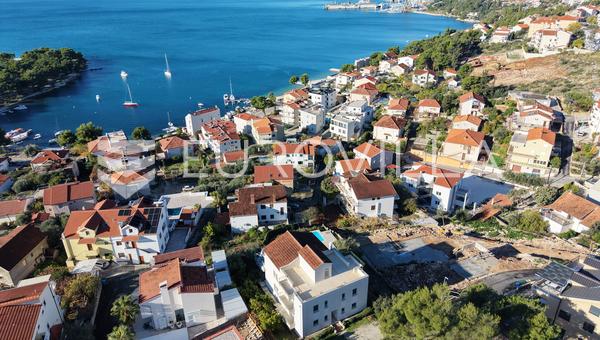 Trogir, Čiovo, dvosoban stan s balkonom i parkirnim mjestom