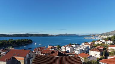 Trogir, Ciovo'da çatı teraslı ve otopark alanına sahip iki yatak odalı daire