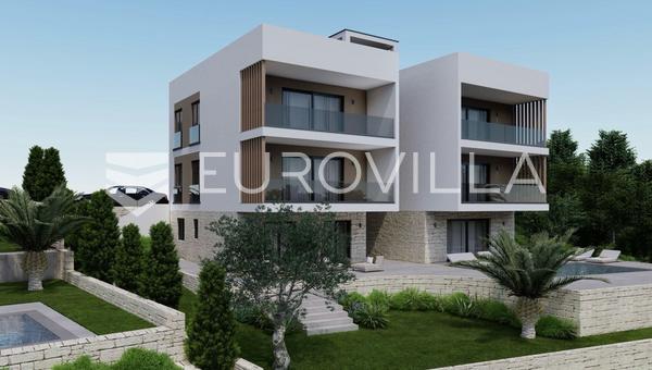 Trogir, Čiovo, dvouložnicový apartmán se střešní terasou a parkovacím stáním