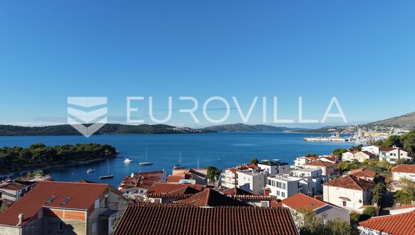 Trogir, Čiovo, dvosoban stan s krovnom terasom parkirno mjesto