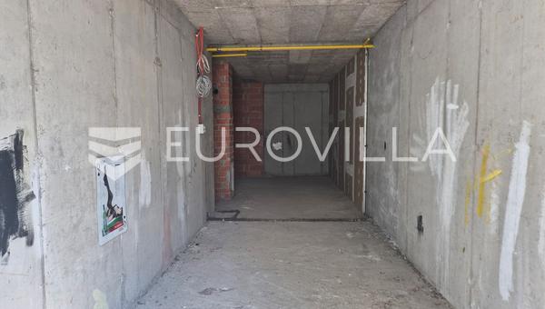 Zagreb, Kustošija, ulični poslovni prostor 53.50 m², u prizemlju stambeno poslovne zgrade, ROH, BAU