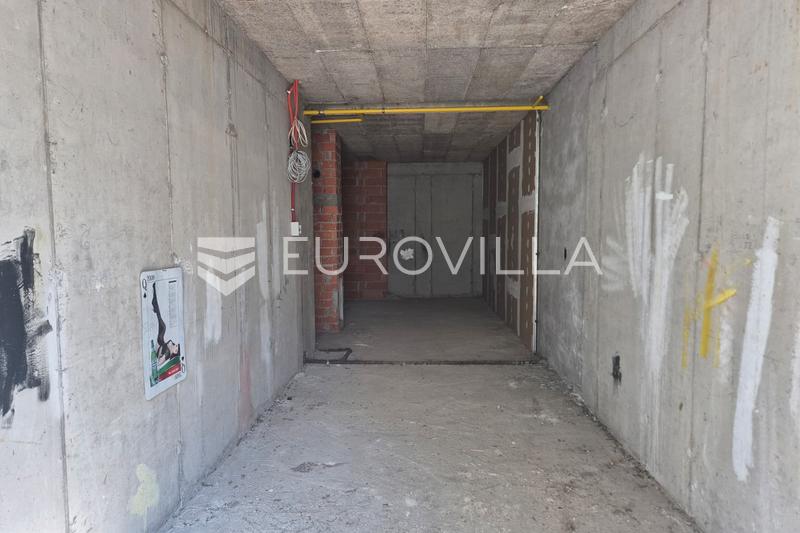Zagreb, Kustošija, ulični poslovni prostor 53.50 m², u prizemlju stambeno poslovne zgrade, ROH, BAU - 1