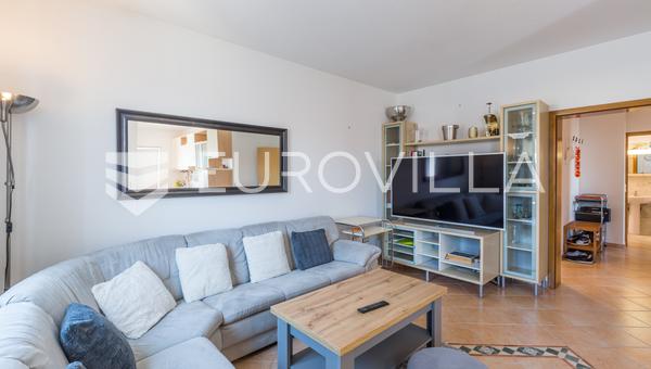 Istra, Rovinj, aurinkoinen kolmio, johon kuuluu parkkipaikka ja autotalli, 77,36 m2