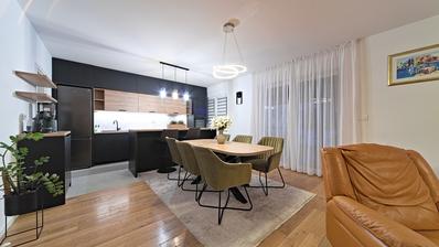 Osijek, Gornji grad, fireværelses lejlighed med privat gårdhave og en ekstra struktur