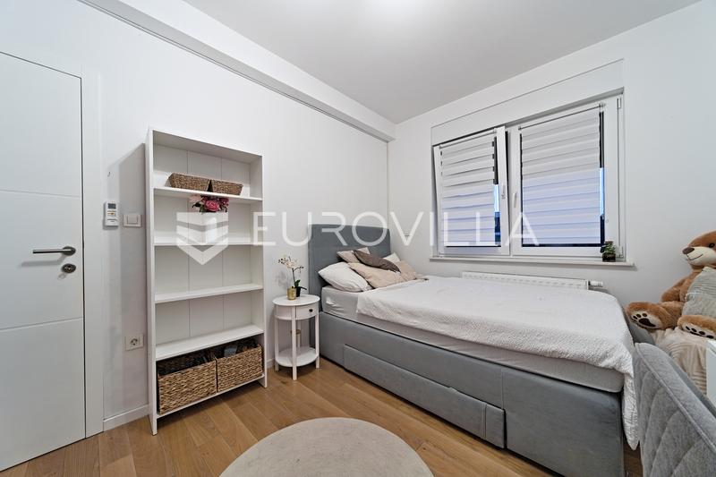 Osijek, Gornji grad, apartamento de cuatro habitaciones con patio privado y una estructura adicional - 13