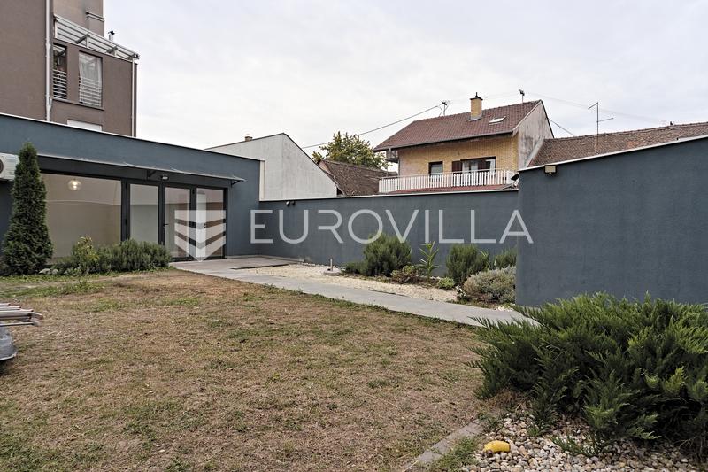 Osijek, Gornji grad, apartamento de cuatro habitaciones con patio privado y una estructura adicional - 24