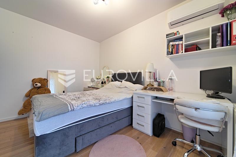 Osijek, Gornji grad, apartamento de cuatro habitaciones con patio privado y una estructura adicional - 11