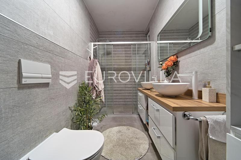 Osijek, Gornji grad, apartamento de cuatro habitaciones con patio privado y una estructura adicional - 16