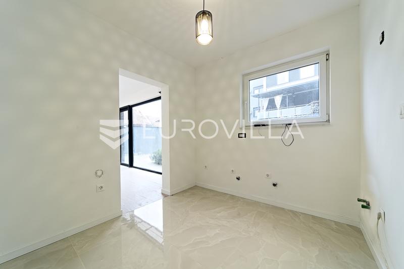 Osijek, Gornji grad, apartamento de cuatro habitaciones con patio privado y una estructura adicional - 31