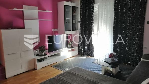 Novi Vinodolski, apartamento de un dormitorio de 57 m², a tan solo 150 m del mar, con balcón y vistas al mar