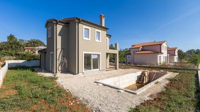 Istria, Poreč, moderni talo uima-altaalla edistyneessä runkovaiheessa