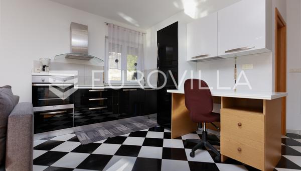 Kastav, Brestovice, apartamento de cuatro dormitorios de 110 m² con balcón y vistas al mar, alquiler de larga duración