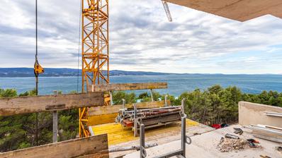 Omiš, dvosoban stan na četvrtom katu s panoramskim pogledom na more i grad, 86 m²