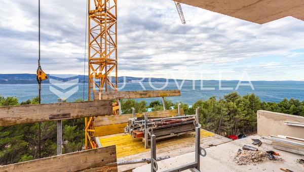 Omiš, dvosoban stan na četvrtom katu s panoramskim pogledom na more i grad, 86 m²
