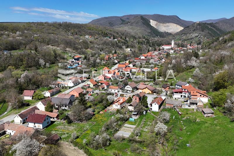 Stort, moderne familiehus under opførelse, med en bæk og udsigt til naturen - 17