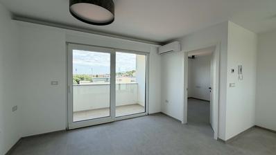 Pula, Centro, alquiler a largo plazo de un apartamento de dos habitaciones en un edificio nuevo con ascensor y aparcamie