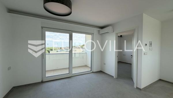Pula, Centrum, langtidsleje af en moderne lejlighed i en ny bygning med elevator og parkering