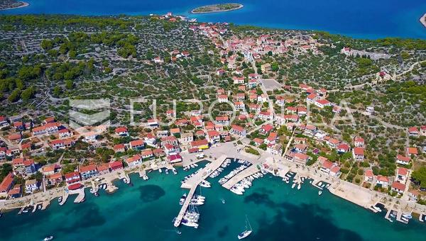 Šibenik, Kaprije, građevinsko zemljište s pogledom na more, 636 m²