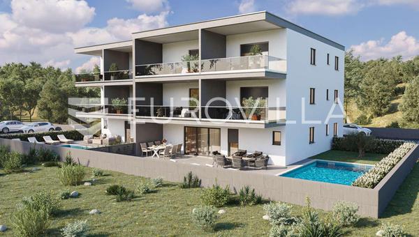Istrien, Novigrad, rummelig stueetagelejlighed på 123 m² med privat pool, tæt på havet og byen.