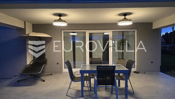 Čakovec, Novo Selo Rok, et smukt familiehus med et areal på 308 m².