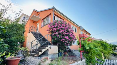 Senj, kuća 200 m² s dva odvojena stana na lokaciji blizu mora